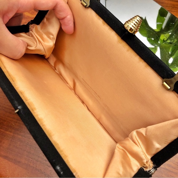 Vintage Minimalist Gorgeous Black Chain Clutch Wristlet Bag Golden Tone Hardware - Picture 6 of 13